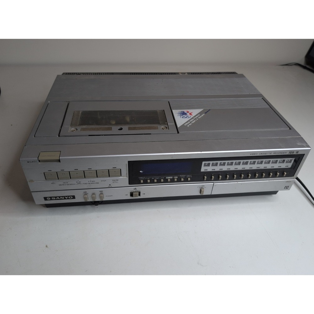 Vintage Sanyo Betamax Cassette Recorder B II / III Model VCR 4400 No Remote